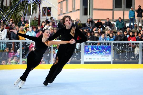 Ariel Nadas & Grant Howie, Snr Pairs National Champs 2010 grace the rink